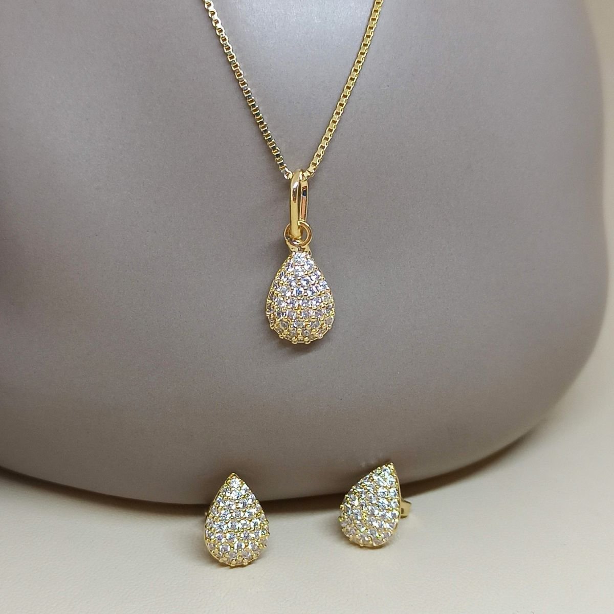 Conjunto Folheado a ouro de gota cravejada