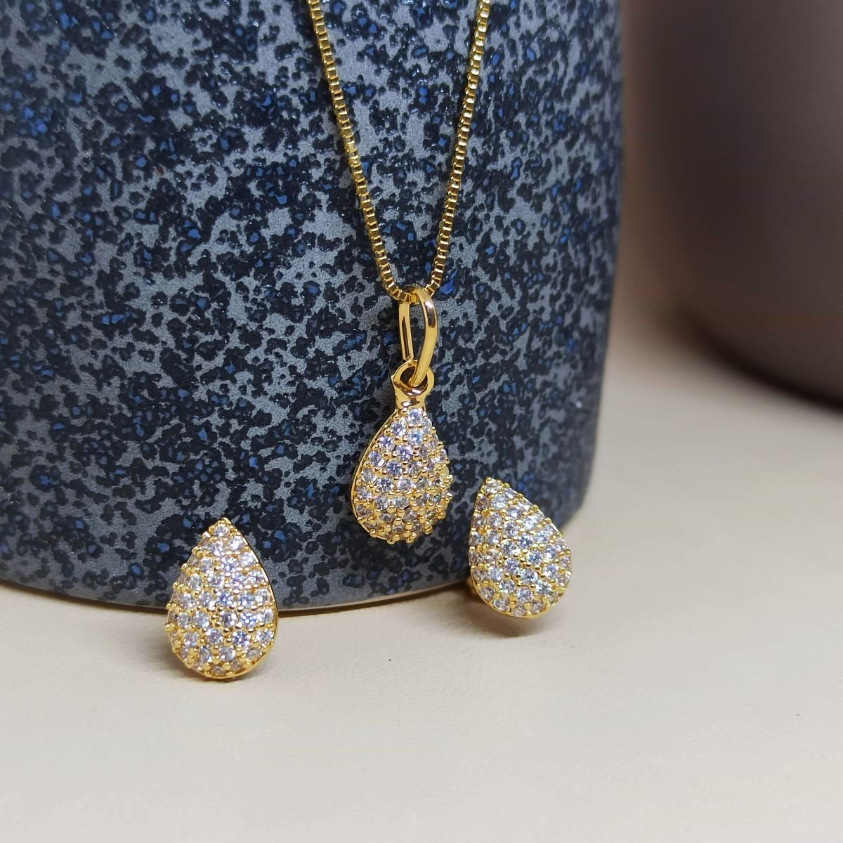 Conjunto Folheado a ouro de gota cravejada