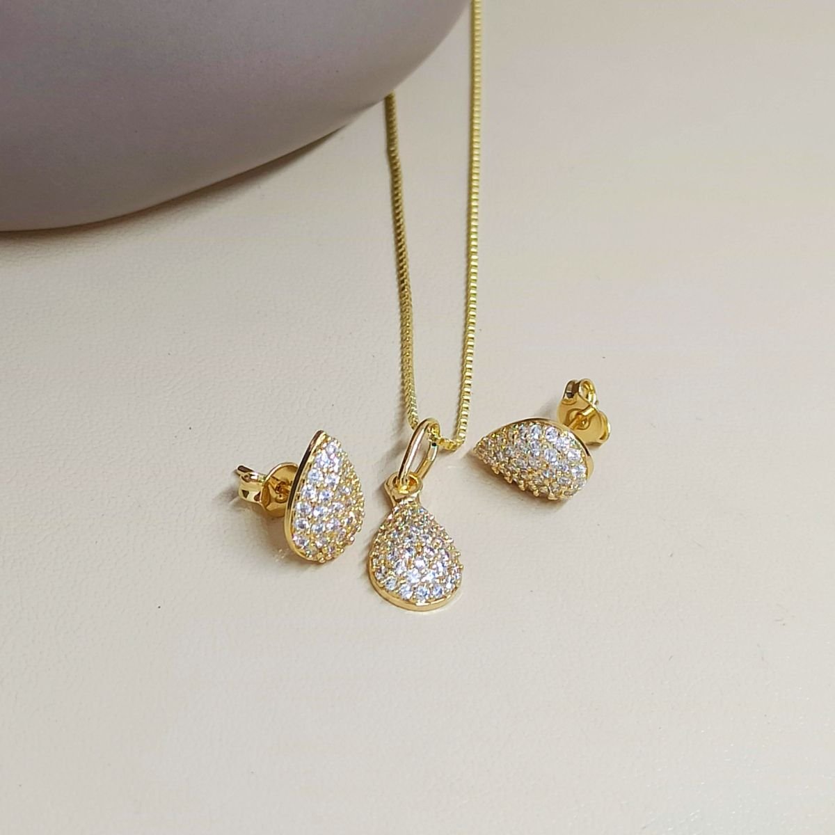 Conjunto Folheado a ouro de gota cravejada