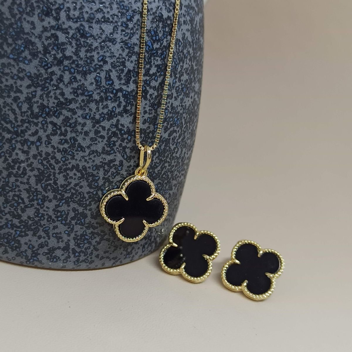 Conjunto Folheado a ouro de trevo com pedra preta