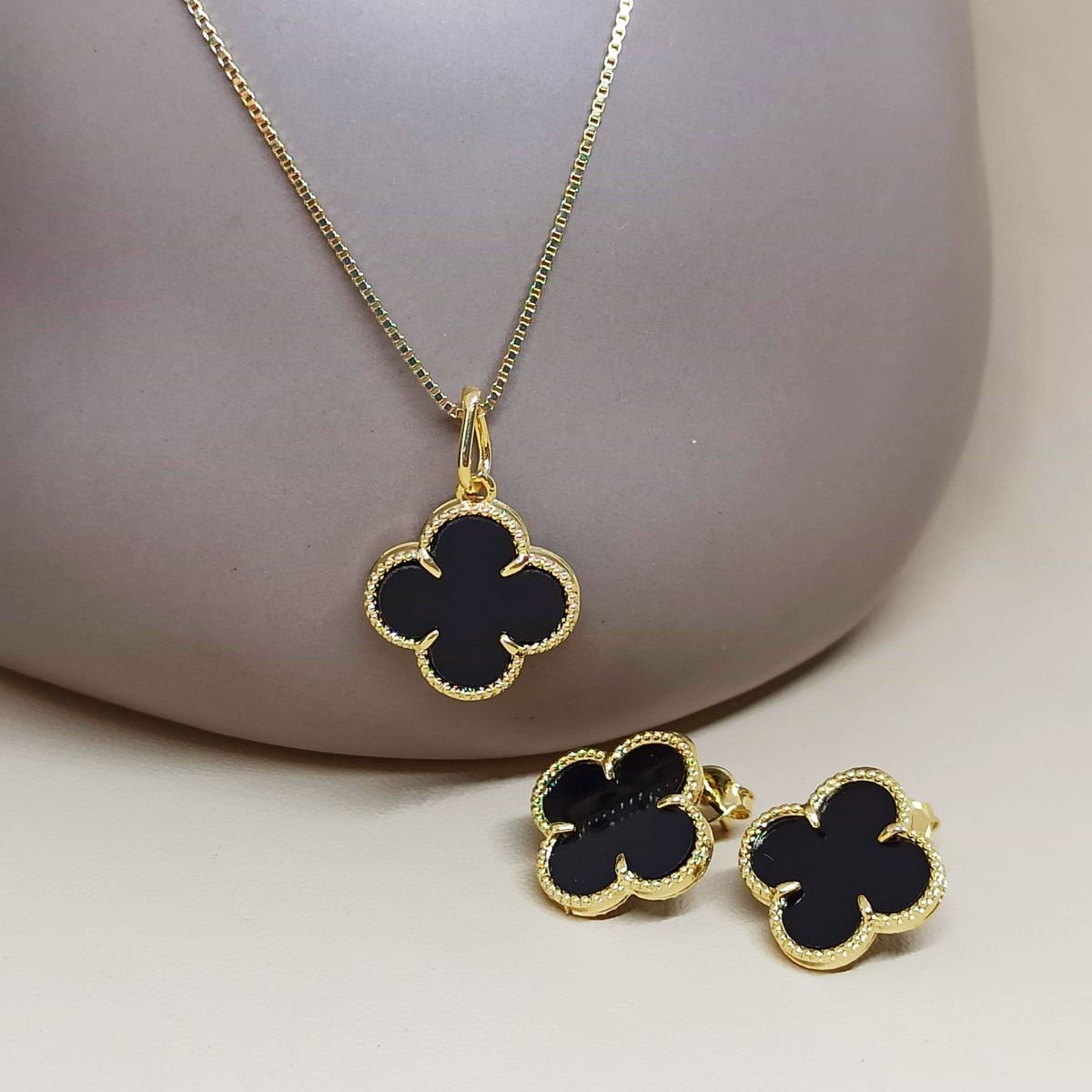 Conjunto Folheado a ouro de trevo com pedra preta