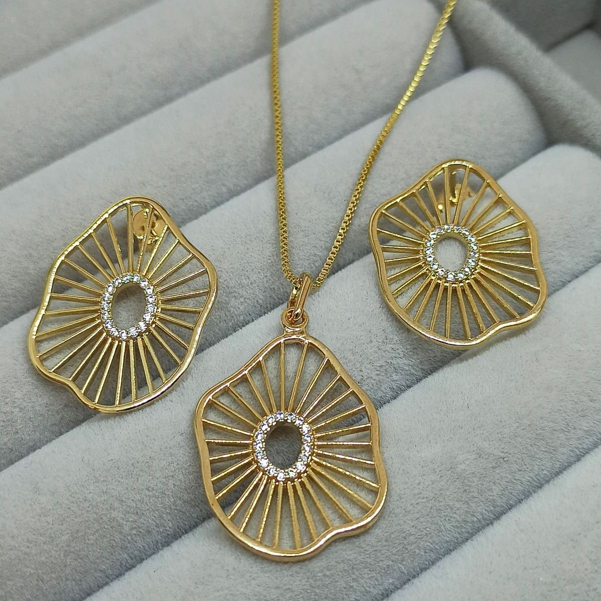 Conjunto Folheado a ouro orgânico vazado