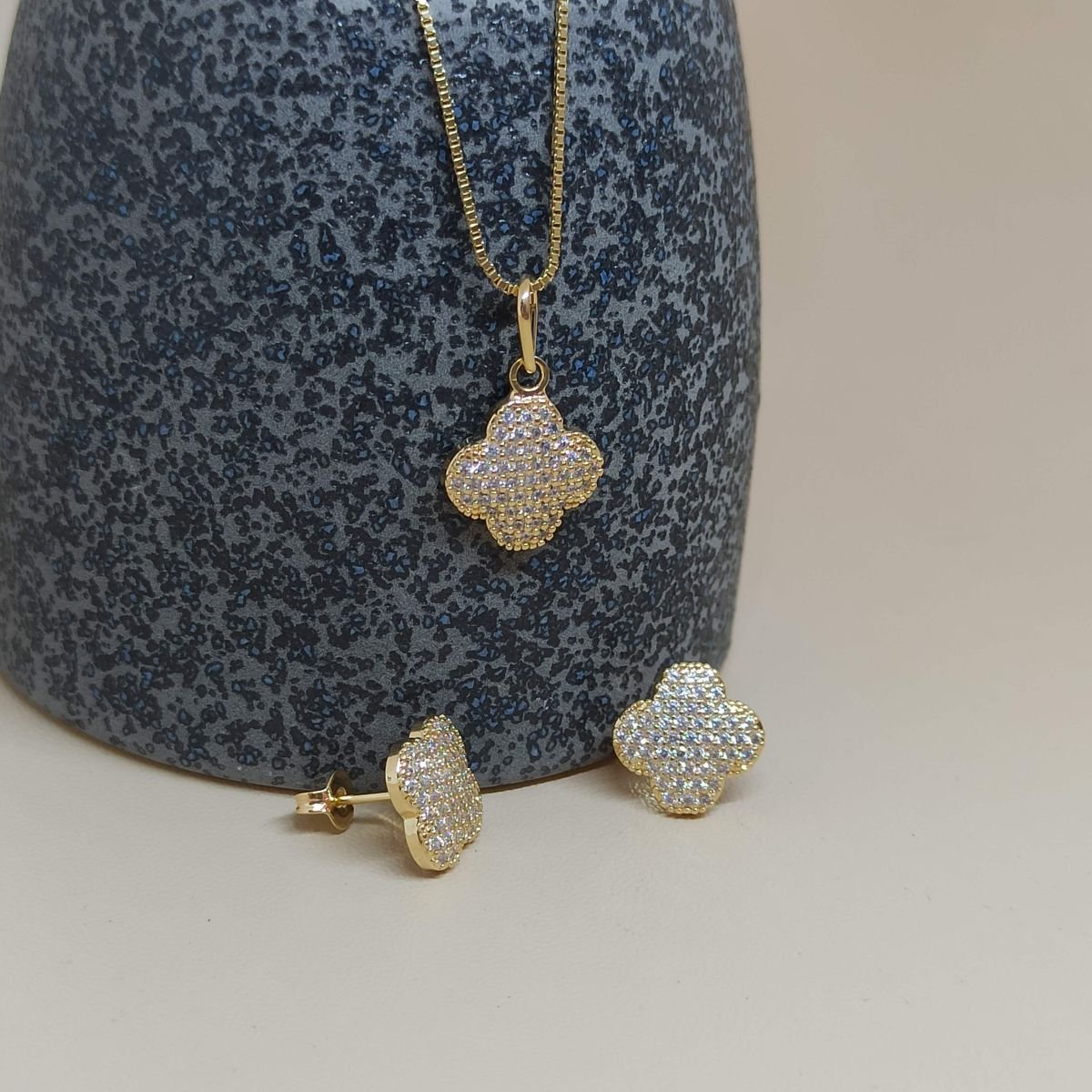 Conjunto Folheado a ouro trevo cravejado