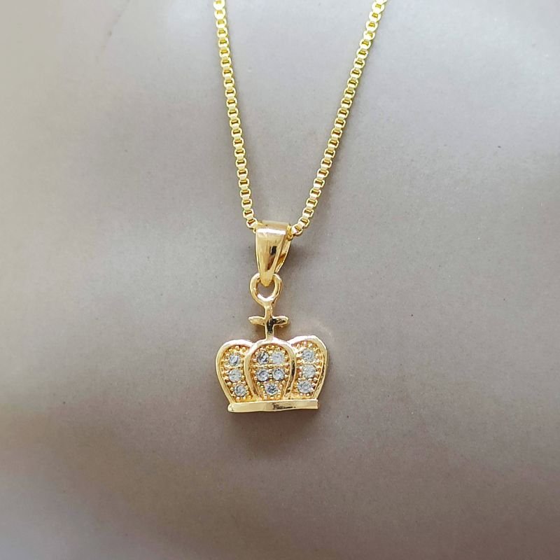 Pingente de coroa com micro zircônia folheado a ouro