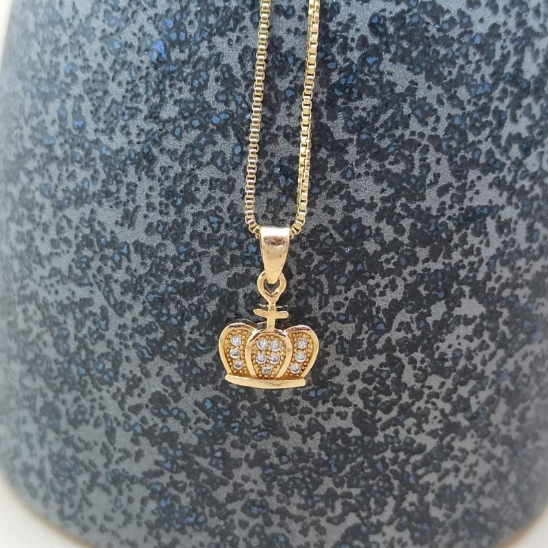 Pingente de coroa com micro zircônia folheado a ouro