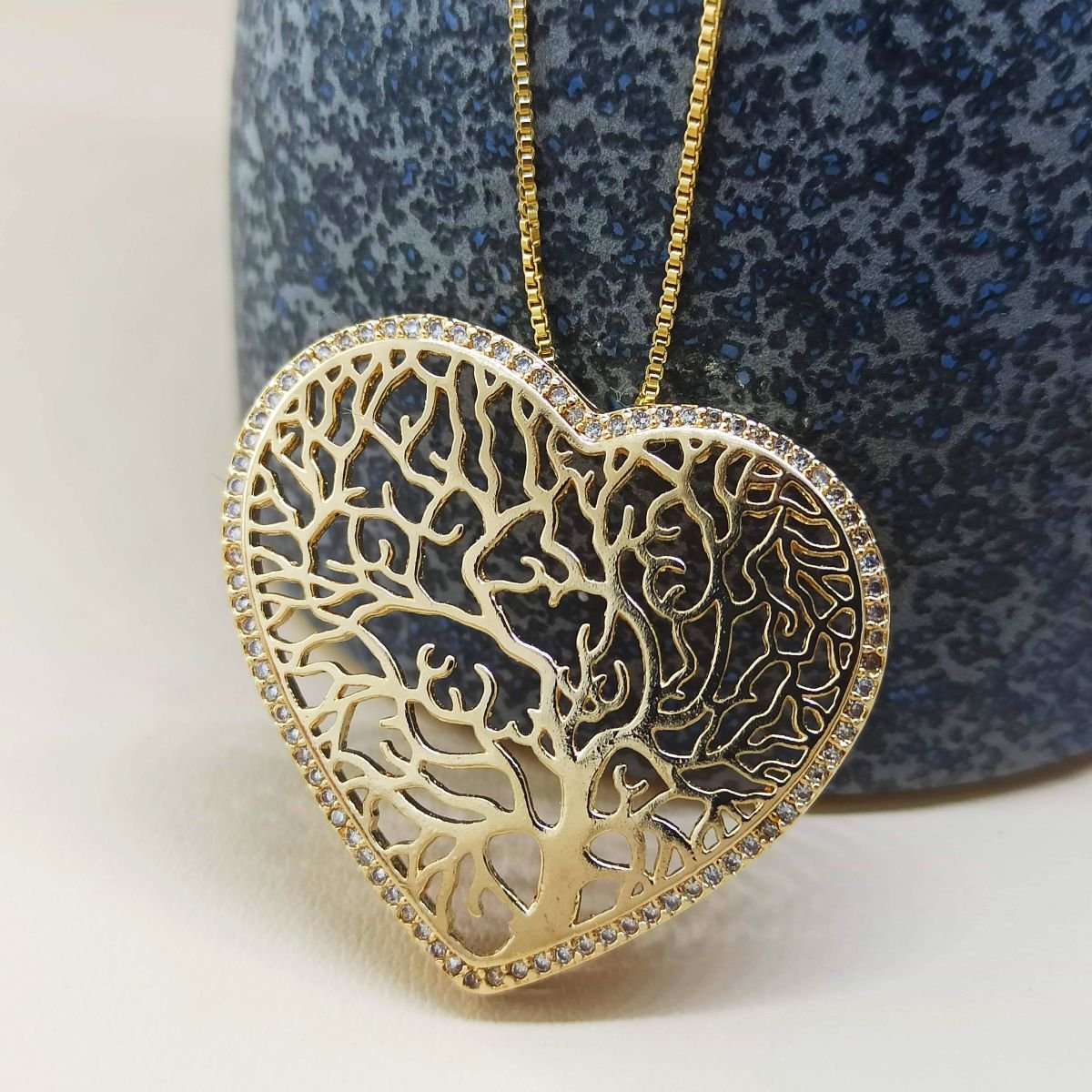 Pingente de mandala com formato de coração e árvore da vida com micro zircônia