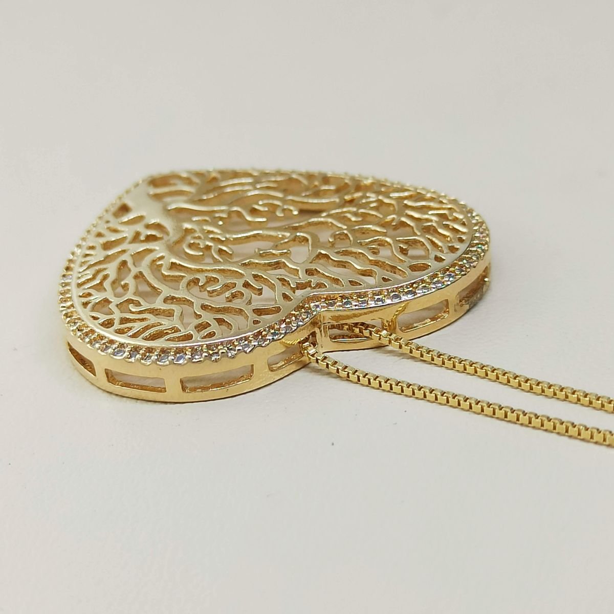 Pingente de mandala com formato de coração e árvore da vida com micro zircônia