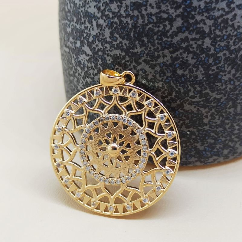 Pingente de mandala folheado a ouro com micro zircônias