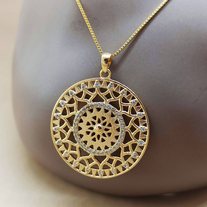 Pingente de mandala folheado a ouro com micro zircônias