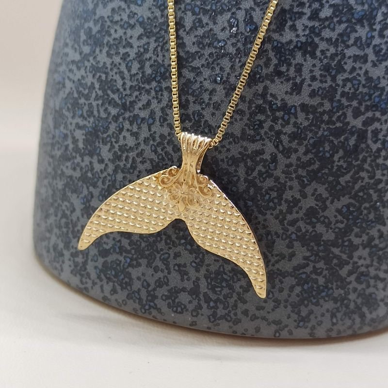 Pingente de rabo de baleia/sereia folheado a ouro