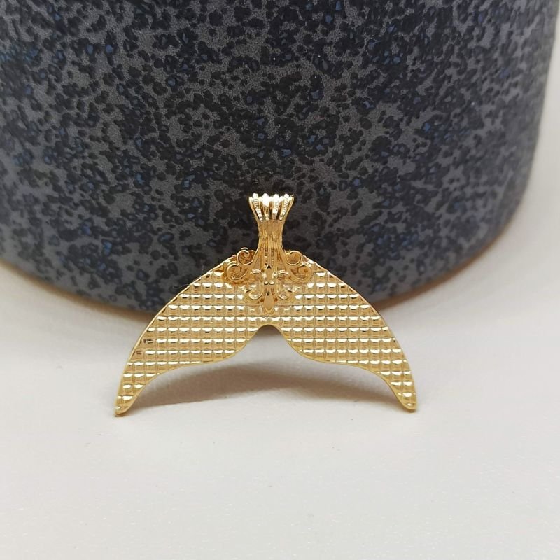 Pingente de rabo de baleia/sereia folheado a ouro