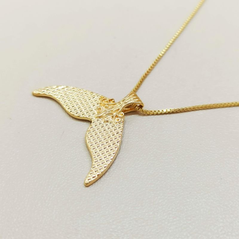 Pingente de rabo de baleia/sereia folheado a ouro