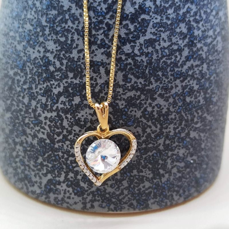 Pingente folheado a ouro de coração com cristal central e detalhes em ródio