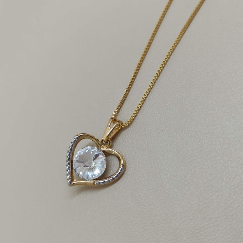 Pingente folheado a ouro de coração com cristal central e detalhes em ródio