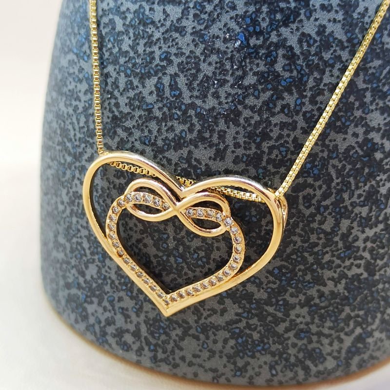 Pingente folheado a ouro em formato de coração com microzircônias