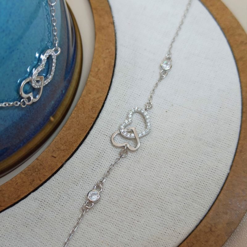 Pulseira de Prata 925 com Corações Entrelaçados e Banho de Ródio