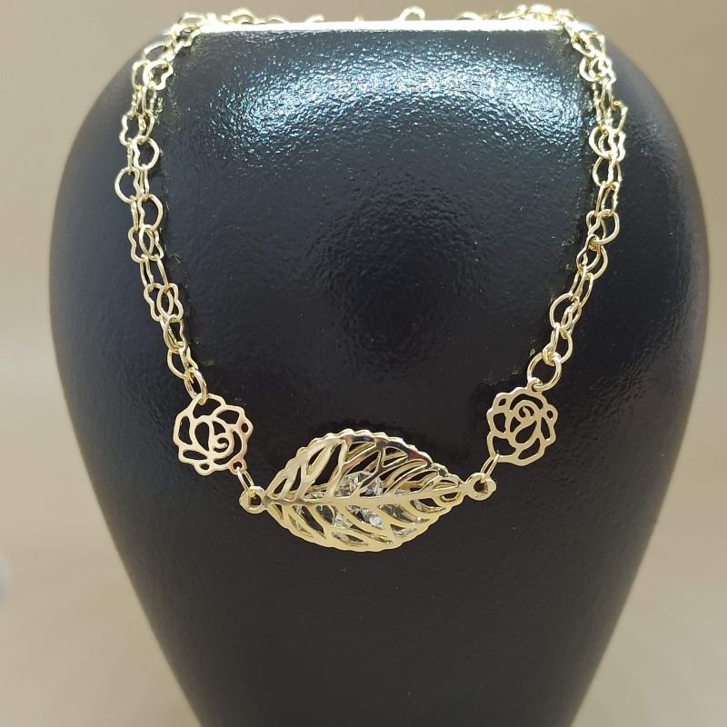 Pulseira folheada a ouro com elos de coração, flores vazadas e folha central