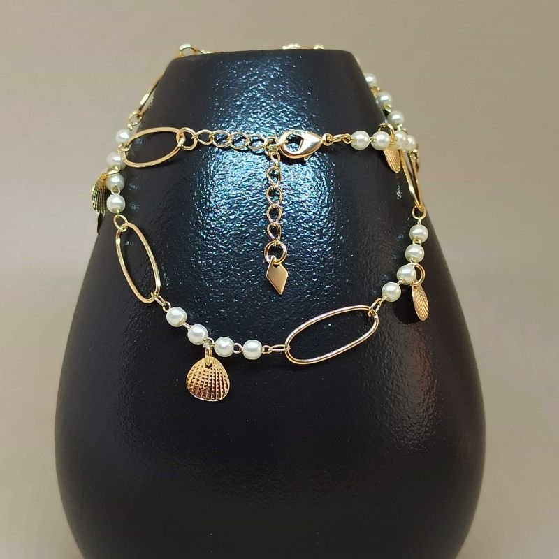 Pulseira folheada a ouro com pérolas e conchas