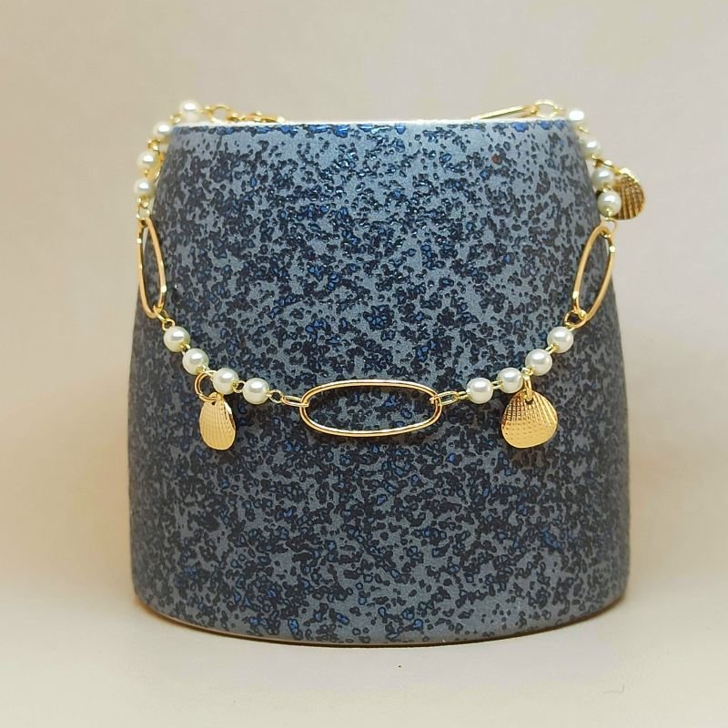 Pulseira folheada a ouro com pérolas e conchas