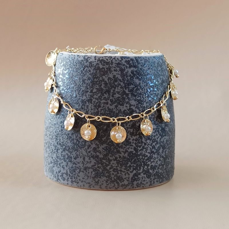 Pulseira folheada a ouro com pérolas e plaquinha