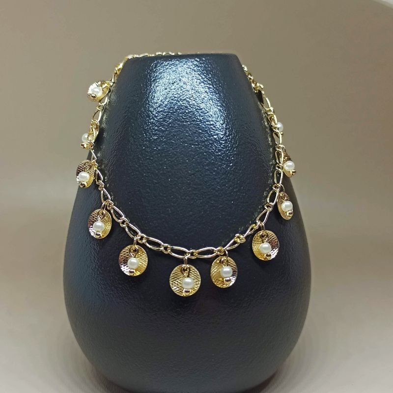 Pulseira folheada a ouro com pérolas e plaquinha