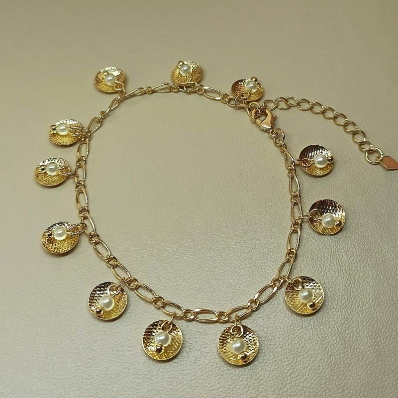 Pulseira folheada a ouro com pérolas e plaquinha