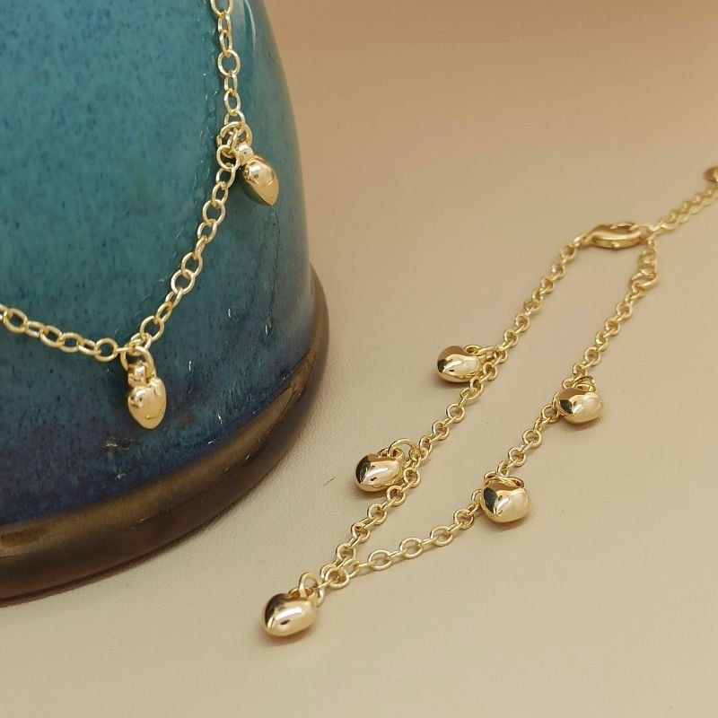 pulseira folheada a ouro com pingentes de coração