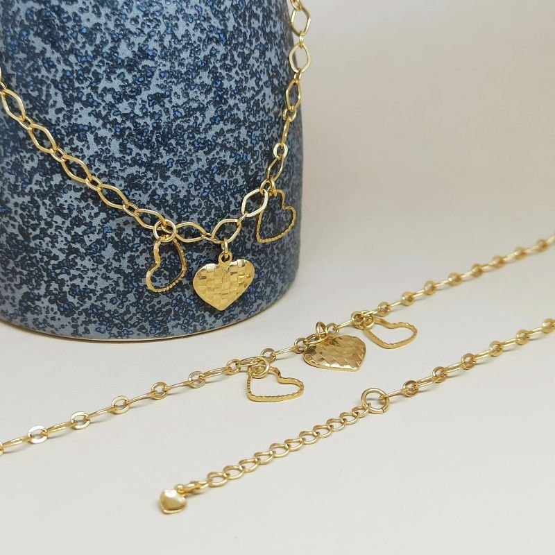 Pulseira folheada a ouro de corações pendurados