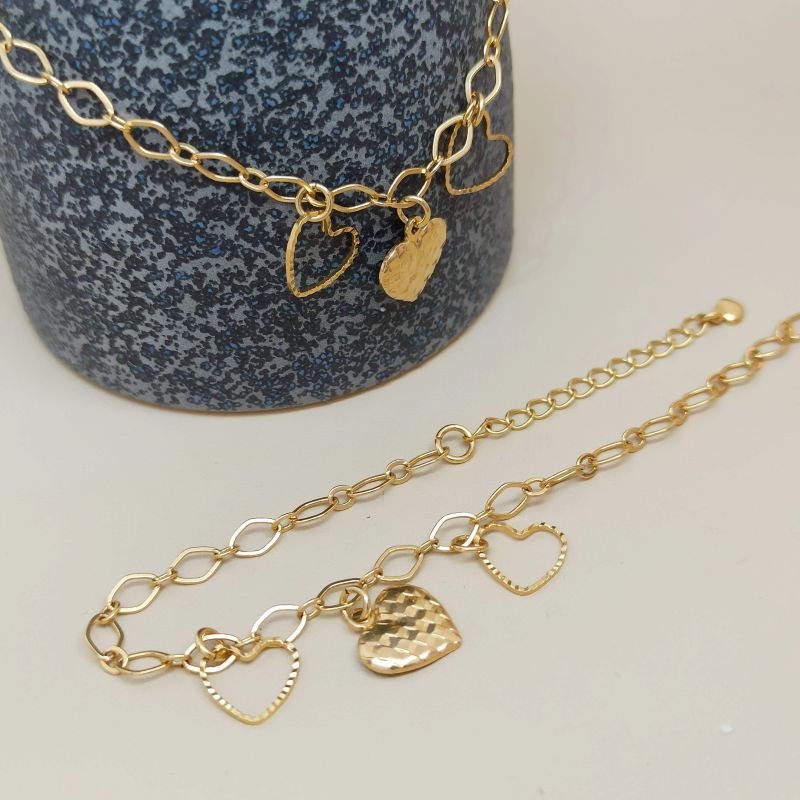Pulseira folheada a ouro de corações pendurados