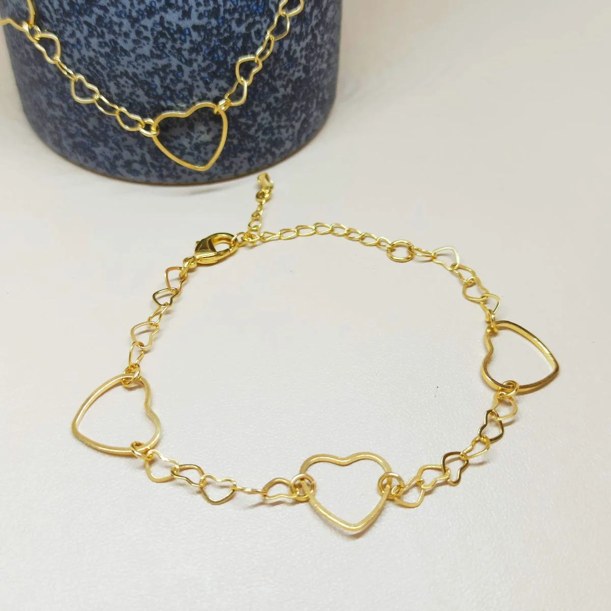 Pulseira folheada a ouro de três corações vazados