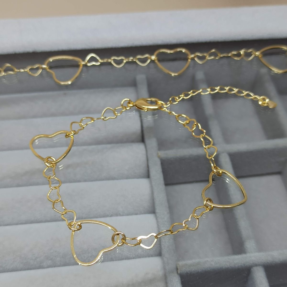 Pulseira folheada a ouro de três corações vazados