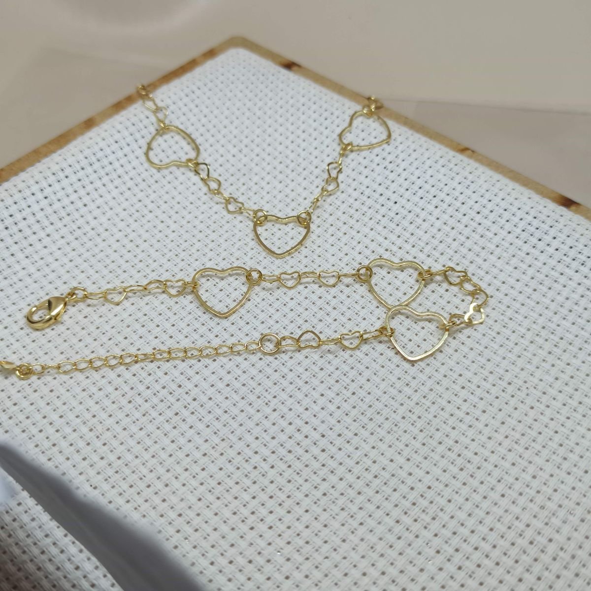 Pulseira folheada a ouro de três corações vazados