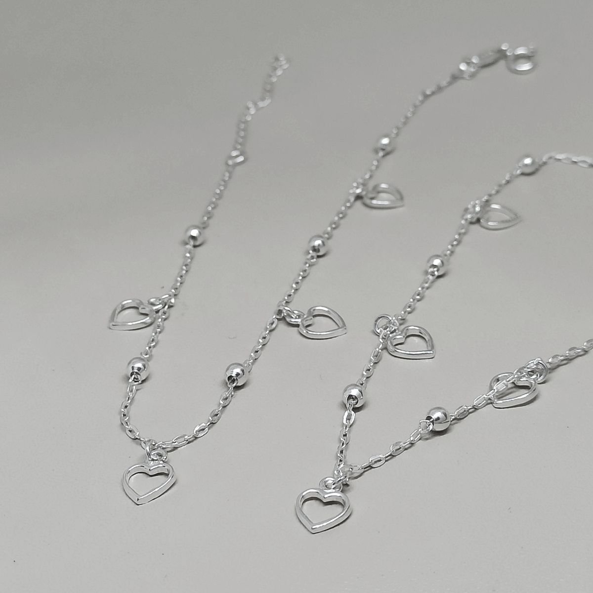 Tornozeleira de prata de bolinha com pingentes de coração